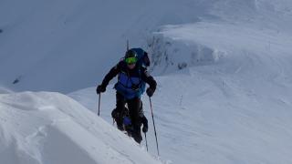 Românii care trăiesc jumătate de an la cea mai înaltă aşezare. Au 8 luni de iarnă şi fac 6 ore până la "birou"