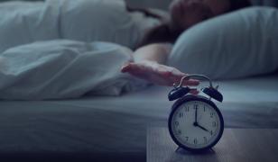 Unul din cinci români doarme sub 5 ore pe noapte. Ce risc major ascunde acest obicei