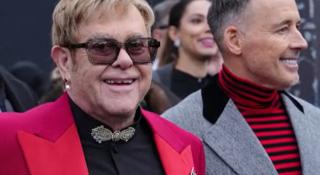 Elton John dă în judecată tabloidul Daily Mail: 