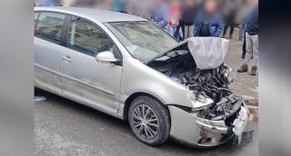 Urmărire ca în filme cu poliţia pe urme, în Suceava. Bărbatul a furat o mașină şi a lovit trei autoturisme