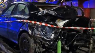 Un bărbat a zburat cu mașina peste sensul giratoriu și a aterizat pe acoperişul unui magazin, în Bucureşti