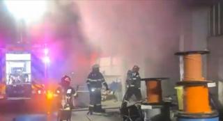 Incendiu puternic la o hală plină de cabluri electrice, în Tulcea
