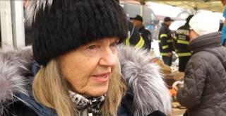 Reacţia unei turiste din Australia după ce a gustat cârnaţi la festivalul din Harghita