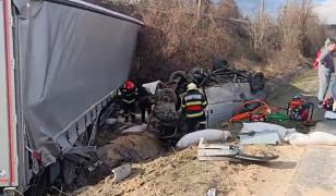 Filmul accidentului de pe DN6. Un tată şi cei doi copii minori, spulberaţi de un TIR intrat pe contrasens