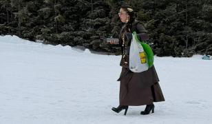 Modă la înălţime: O femeie şi-a făcut apariţia pe tocuri pe o pârtie din Cluj