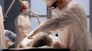 Desfigurată pe viaţă la un centru SPA din Braşov, o tânără cere 4,5 milioane de euro drept despăgubiri