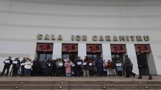 Protest pe scările TNB, după decizia ministrului Culturii: 