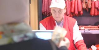 Alimentul preferat al românilor, mai ieftin ca oricând. Producătorii se plâng că preţul a scăzut "dramatic"