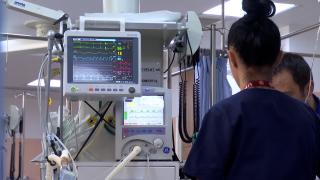 Fetiţă de 4 ani, adusă inconştientă şi plină de vânătăi la spital. Mama susţine că a căzut din pat