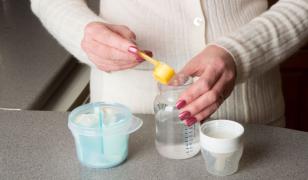 Un bebeluş a murit în Franţa. Medicii suspectează că a consumat un produs care se găseşte şi în România