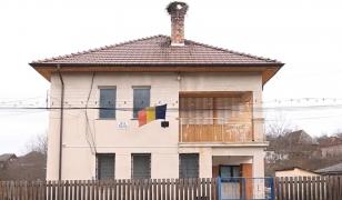 Poliţiştii dintr-o secţie din Cluj, ţinuţi în frig de o barză care şi-a făcut cuib pe coşul de fum