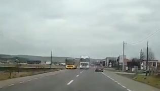 Depăşire inconştientă în Cluj făcută de un şofer de TIR. Impactul, evitat în ultimul moment