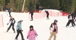 Copiii au intrat în vacanţa de schi. Cât costă o zi de distracţie pe pârtie