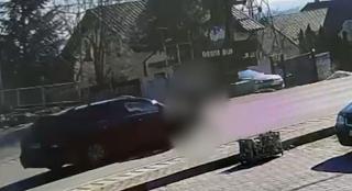 Momentul când un copil din Suceava este lovit în plin de o maşină. A traversat printr-un loc nepermis