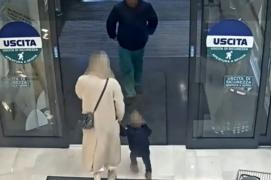 Momentul când un român fără adăpost a încercat să răpească un copil într-un supermarket din Bergamo