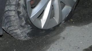 DN6, un pericol pentru șoferi. Mai multe mașini avariate, din cauza gropilor apărute pe carosabil