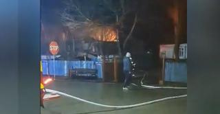 Copil de trei ani, cu arsuri grave după ce casa familiei a fost cuprinsă de flăcări, în Iaşi