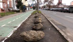 Orașul în care trotuarele și spațiile verzi sunt păzite de bolovani: 
