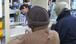 Peste jumătate dintre români iau pastile după ureche. Riscurile la care se expun