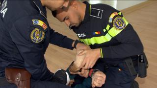 Poliţiştii, învăţaţi tehnici de imobilizare moderne. Comisarul George Moroianu, printre instructori