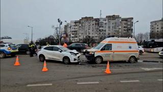 Ambulanţă cu pacient critic, lovită în plin de altă maşină. O asistentă a fost rănită