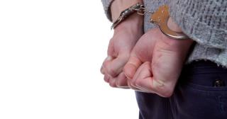 Un adolescent din Braşov a vandalizat două maşini, după ce a acceptat o provocare online. Una a ars complet