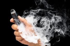 Dispozitivele electronice de fumat, risc major pentru cei din jur. Ce spun medicii