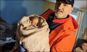 O tânără din Iaşi a născut acasă, după ce ambulanţa care venise să o preia a rămas blocată în zăpadă