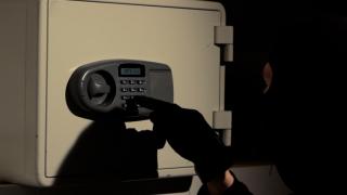 Un hoţ a jefuit trei apartamente din Cluj în aceeaşi zi şi a fugit cu un seif în care era un pistol