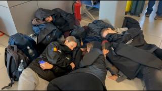 Explicaţia companiilor aeriene pentru pasagerii blocaţi o zi în aeroport. Unii au dormit pe jos