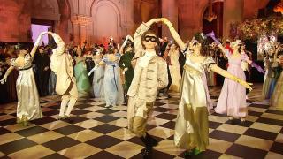 Intrigi și eleganță la Palatul Parlamentului. Actorii din Bridgerton, interviu exclusiv pentru Observator