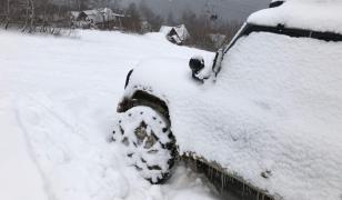 Misiune de salvare contra cronometru. O familie cu trei copii a rămas blocată în zăpadă pe munte