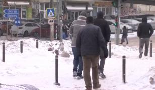 Viscolul din Capitală, problemă şi pentru pietoni. Stratul de zăpadă va ajunge la 25 cm până diseară