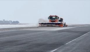 Aeroportul unde deszăpezirea se face cu tractoare şi utilaje agricole vechi de peste 30 de ani