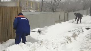 Lecţie de solidaritate într-o comună din România. Beneficiarii de ajutor social au ieşit la deszăpezit