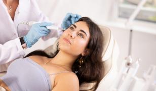 Intervenţii estetice: între modă şi presiune. Ce trebuie să ştii înainte de a face orice procedură