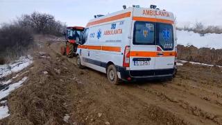 Ambulanţă rămasă blocată în noroi, pe singurul drum de acces din localitate. Pacientul a murit între timp