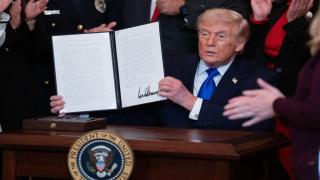 Care ar putea fi soarta celor 175 de miliarde de dolari, colectaţi ilegal prin tarifele lui Trump