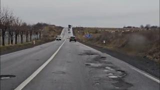 Gropi din metru în metru şi roţi distruse pe DN1. Drumarii aşteaptă să se facă 10 grade pentru a le repara