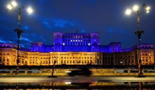 Patru ani de război în Ucraina, comemorați în Capitală. Clădiri-simbol au fost iluminate în culorile steagului