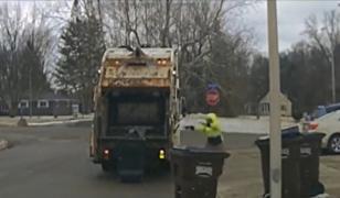 Momentul în care un fugar este prins după ce a fost găsit într-un tomberon de un gunoier