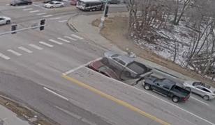 Momentul în care două maşini sunt înghiţite din senin de un crater în asfalt, în SUA