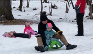 Final de vacanţă cu zăpadă din plin. Pe schiuri sau snowboard, elevii se bucură de ultimele zile pe pârtie