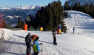 Prețuri reduse la schi în Postăvarul, la final de sezon. Ce facilități sunt mai ieftine pentru turiști