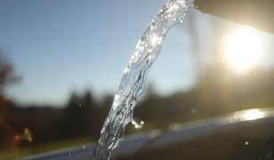 50.000 de oameni din Curtea de Argeş nu au apă potabilă din noiembrie 2025. Autorităţile caută vinovaţi