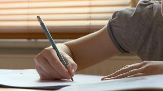 Cât costă să crești un copil în România. Ce ajutor primesc părinții de la stat