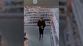 Patru minore din Buzău au comis jafuri în serie la supermarketuri. Una dintre ele a scos cuțitul la angajați