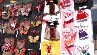 Mărţişoare de austeritate. Ce se caută şi cât suntem dispuşi să cheltuim de 1 Martie