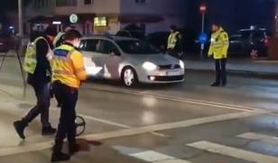 Momentul în care două tinere sunt lovite pe trecerea de pietoni de un şofer de 84 de ani din Suceava