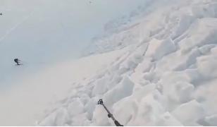 Imagini spectaculoase cu o avalanşă în Munţii Bucegi. Trei persoane au fost salvate de sub zăpadă